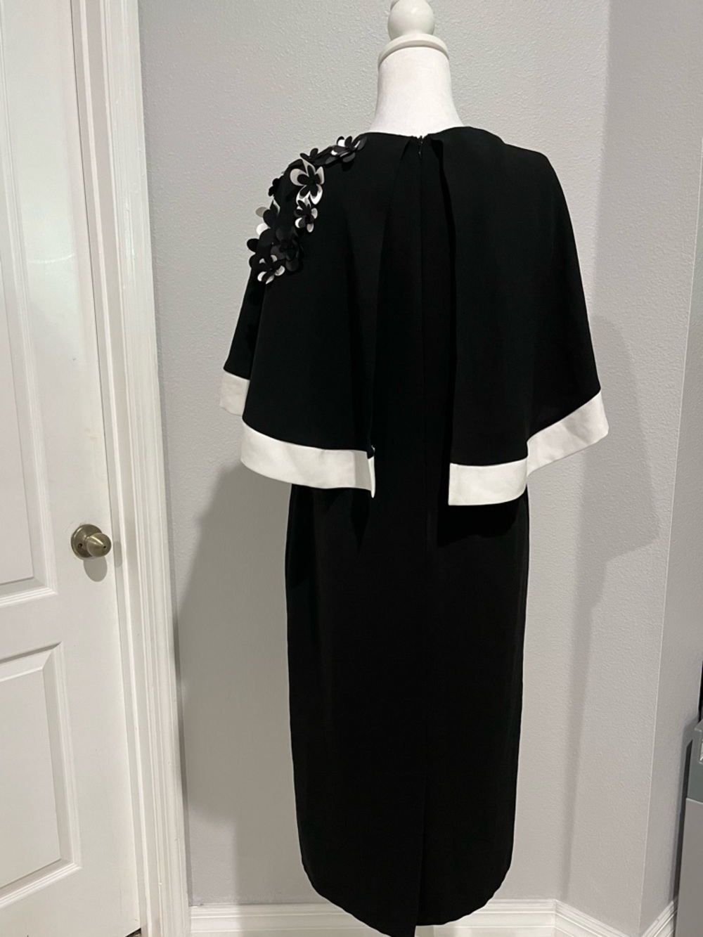 Vintage Elenore Black and White Floral Accent Shift Dress Sz 10 - Picture 8 of 8